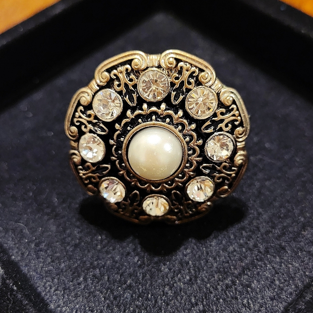 Dramatic Silver-colord, Pearl, Rhinestone Ring, size 7 with stretch band